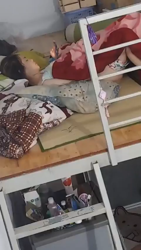 Quay Lén Em Gái Sinh Viên Thủ Dâm