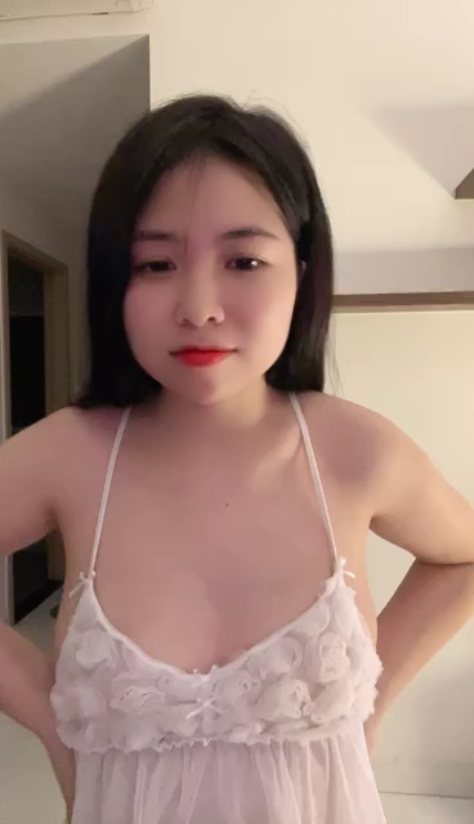 Em áo 2 dây trắng livestream tâm sự
